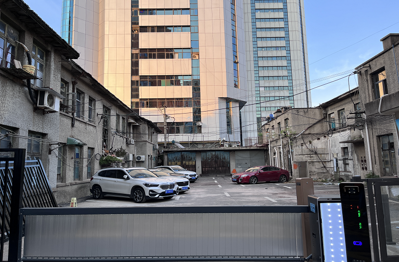 經(jīng)過改造后建工大廈附屬停車場“展新顏”1-8.12.png